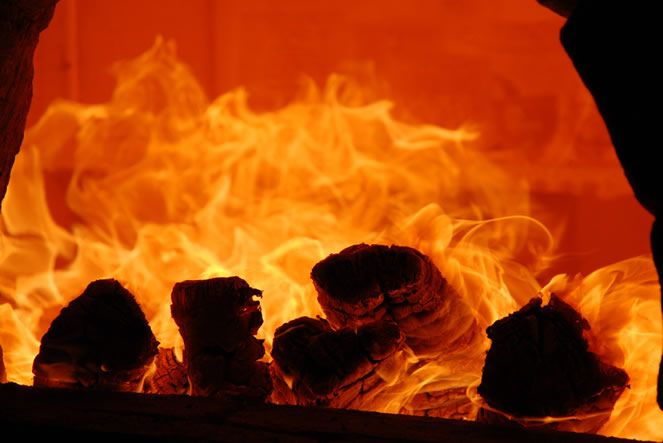 天然の火色とビードロは穴窯や登り窯を薪で焼きます